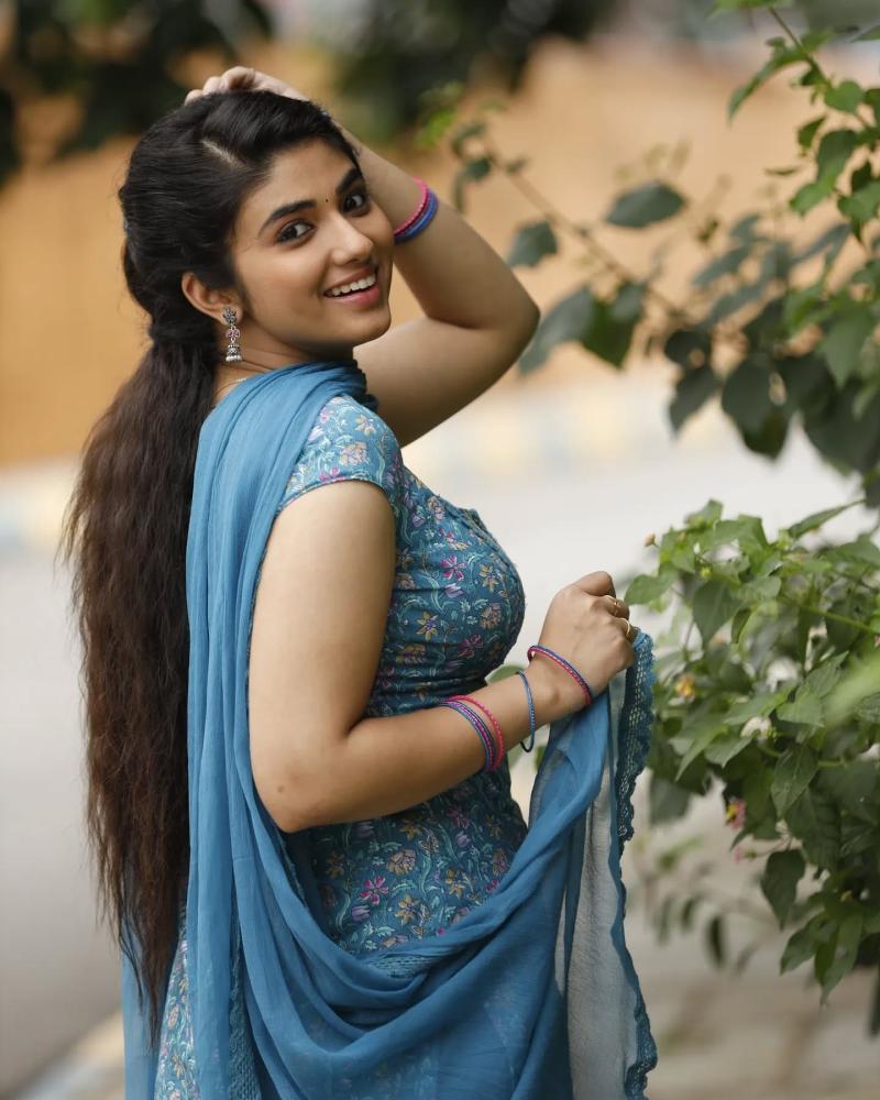 actress-pragya-nagra-looking-cute-dress